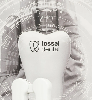 Logo de Tossal Dental sobre un fondo con gráficos de tecnología dental.