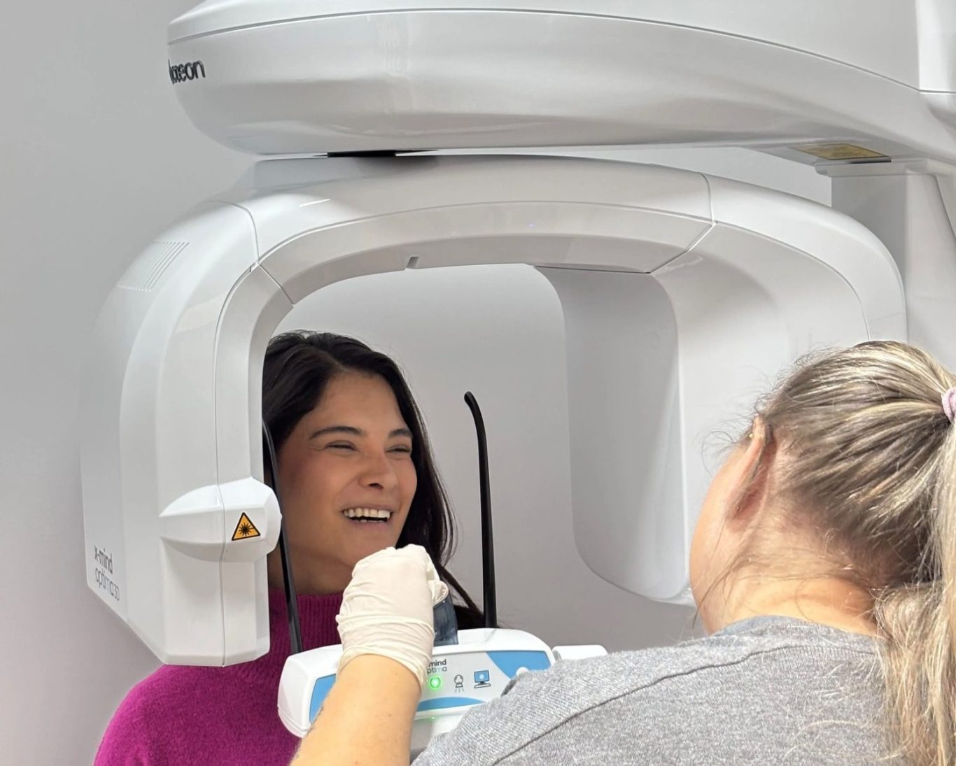 Paciente haciendo una radiografia tossal dental valencia torrefiel