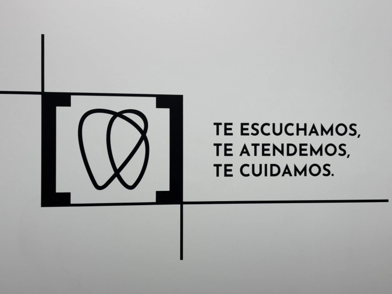 Texto en un fondo claro: "Te escuchamos, te atendemos, te cuidamos."